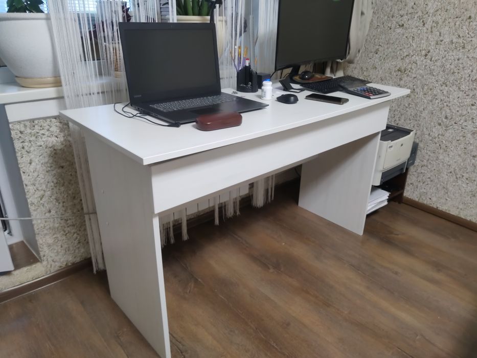 Письмовий стіл білий