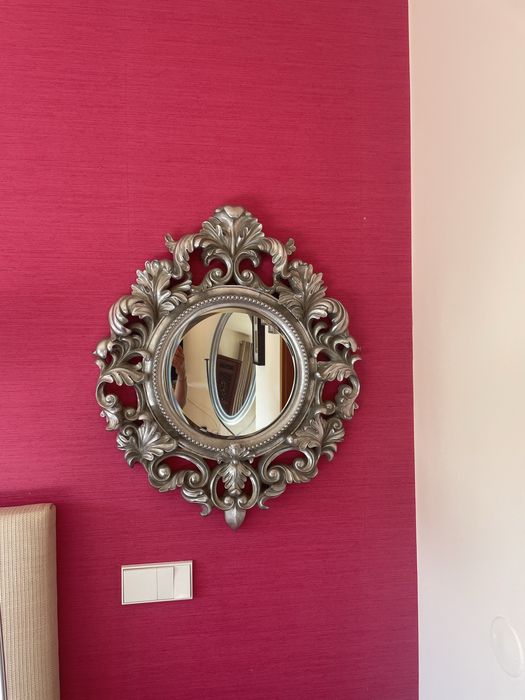 Dois espelhos com talha prateada