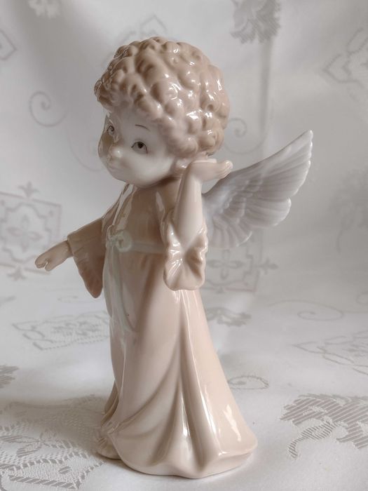 Aniołek porcelana sygnowany
