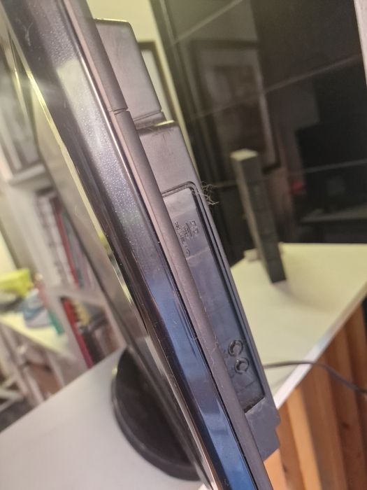 Televisão OKI 22" com Leitor de DVD e Comando