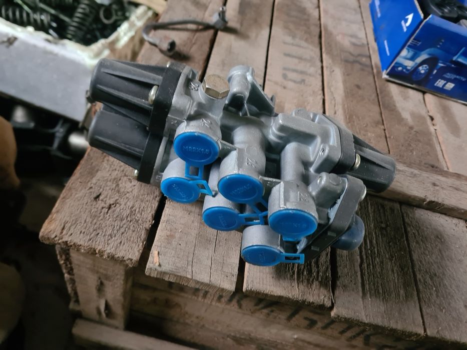 Кран 4-контурний Мерседес