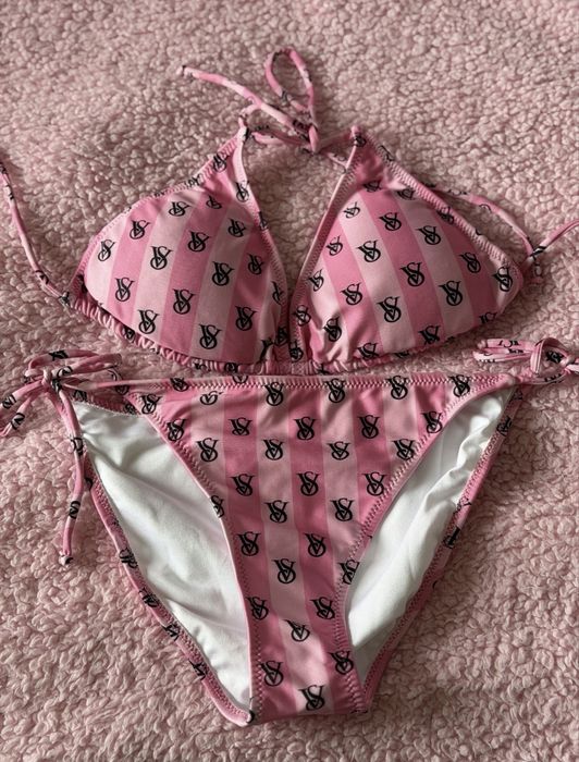 Bikini we wzór vs różowe w paski dwuczęściowe
