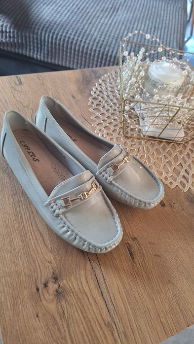 Mokasyny ze złota klamrą