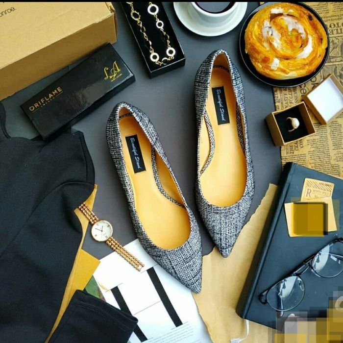 Туфлі туфли човники для дівчат жін Розм 36-23см Слід клею Нові

Класич