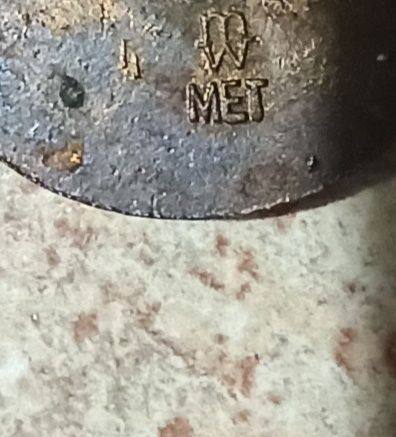 Przypinka odznaka sygnowana monogramem WOPR