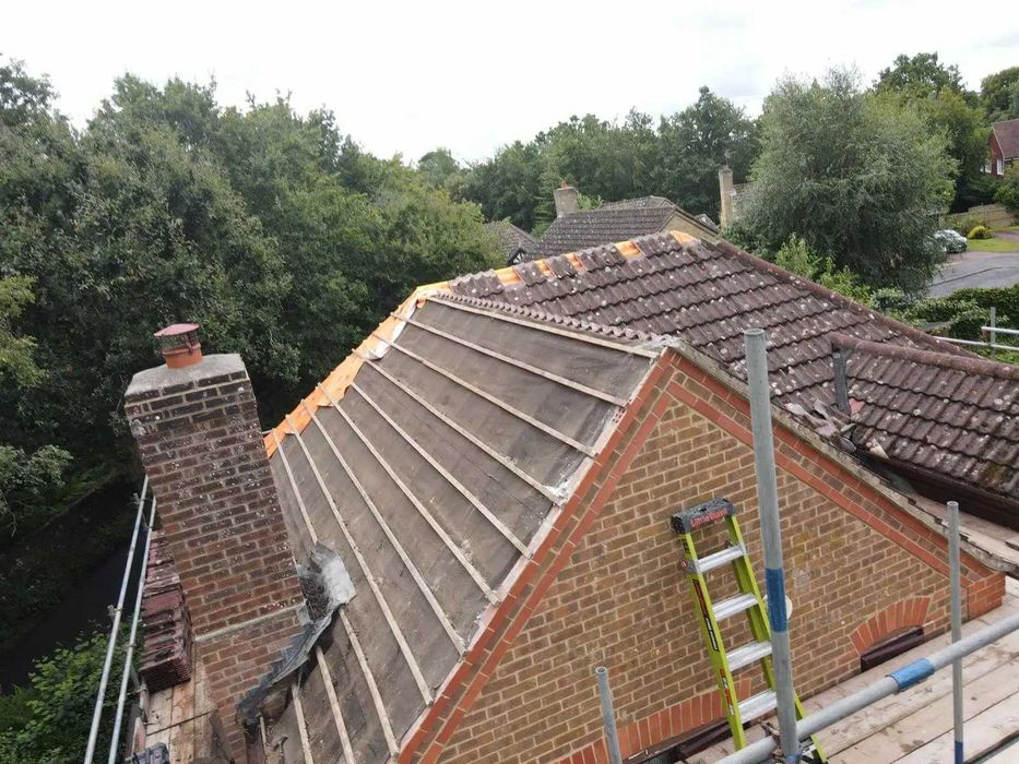 Usługi Dekarskie: Naprawy i Montaż Dachu oraz Rynien, Obróbki Dachu