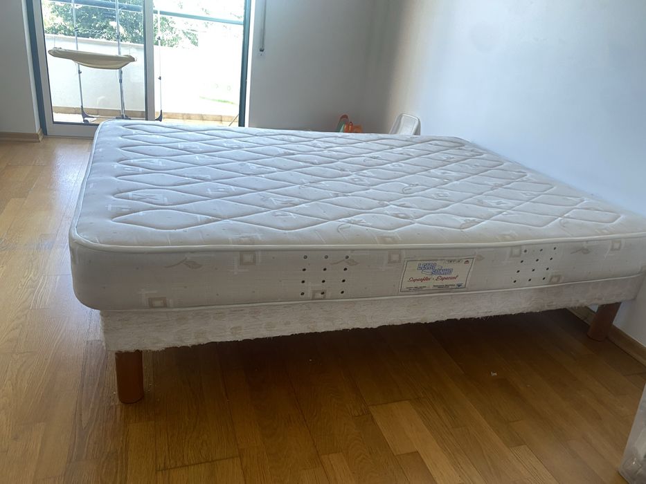 Cama de casal com base e colchão – 140x195cm