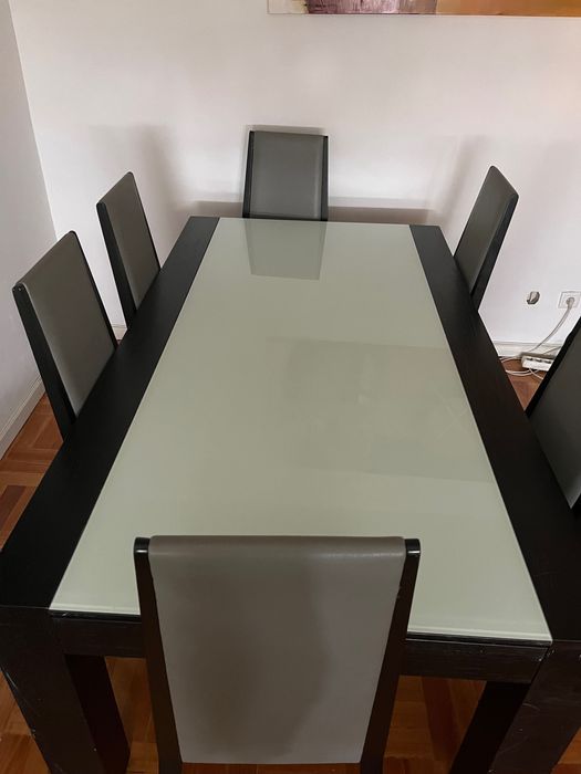 Mesa e cadeiras de sala de jantar