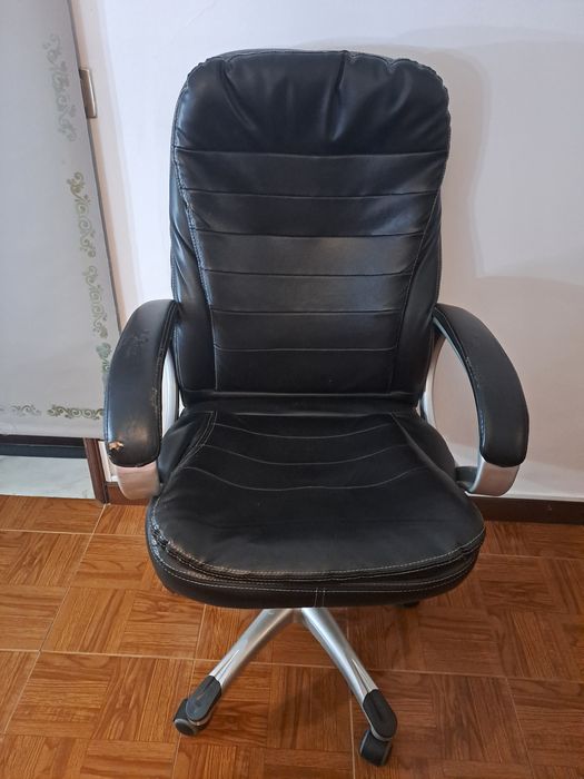 Cadeirão usado a precisar de pequenos reparos