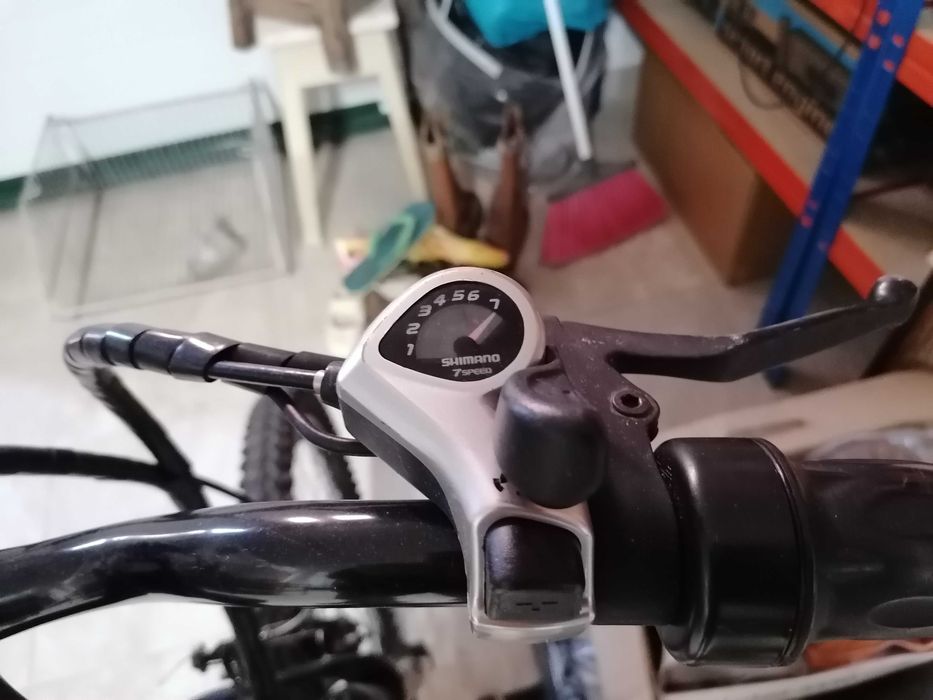 Bicicleta eléctrica antiga e sem carregar a bateria