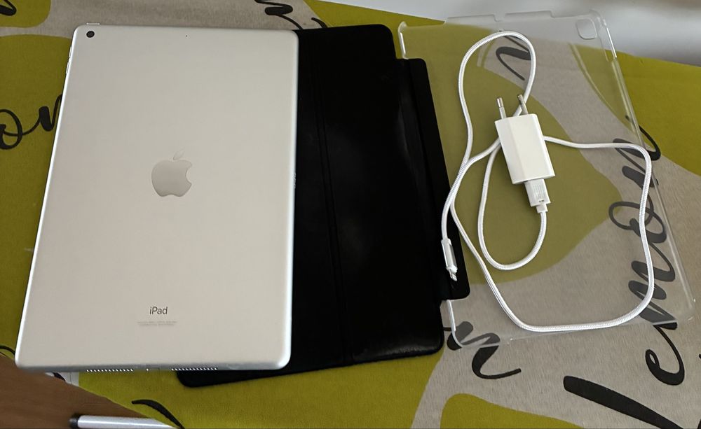 iPad 9gen 64gb cinza com capa cabo e carregador