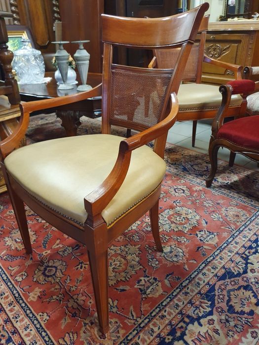 Cztery krzesła z podłokietnikami