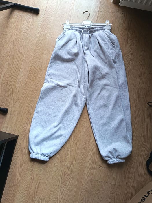 Jasnoszare joggery z wysokim stanem
