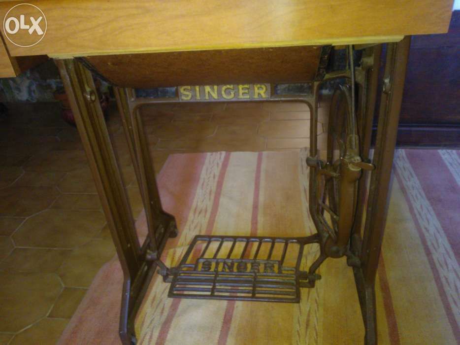 Máquina de costura Singer com mesa integrada