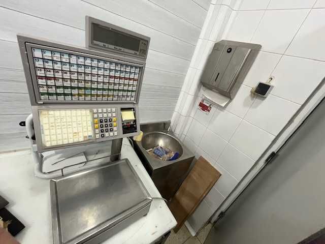 Trespasse supermercado 650m2 com parqueamento