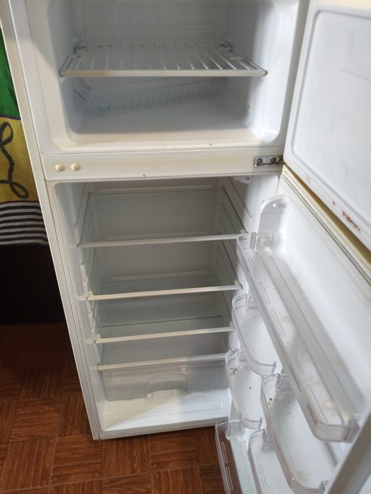 Vendo frigorífico pequeno e um fogão elétrico