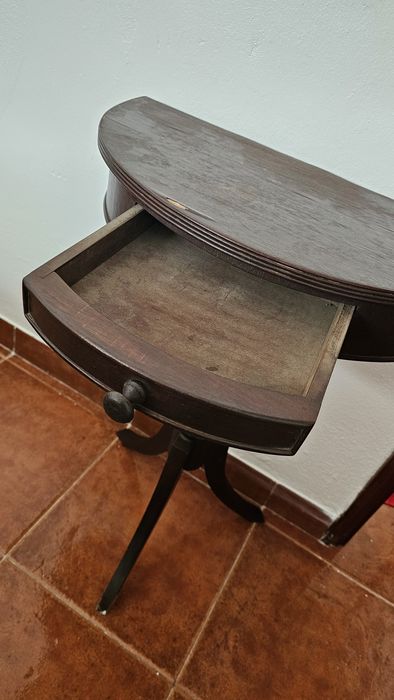 Móvel de apoio antigo