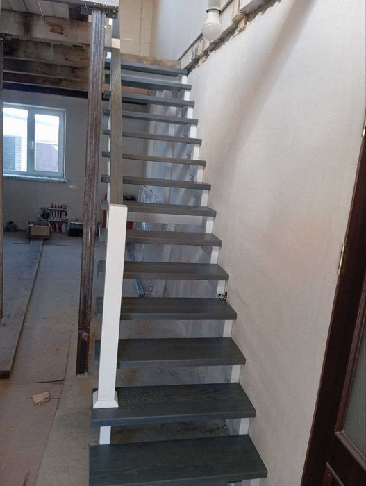 Сходи в стилі лофт під замовлення  дерев'яні сходинки металевий каркас