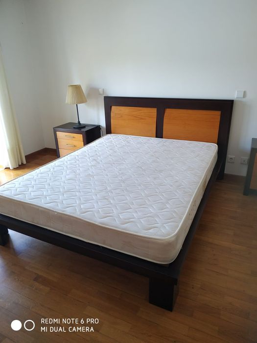 Cama com oferta colchão 190/160 + Cómoda + Mesas de cabeceira