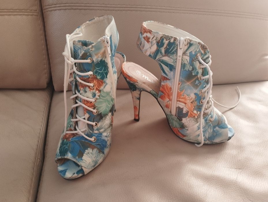 Buty rozmiar 38, kwiaty, wysoki obcas
