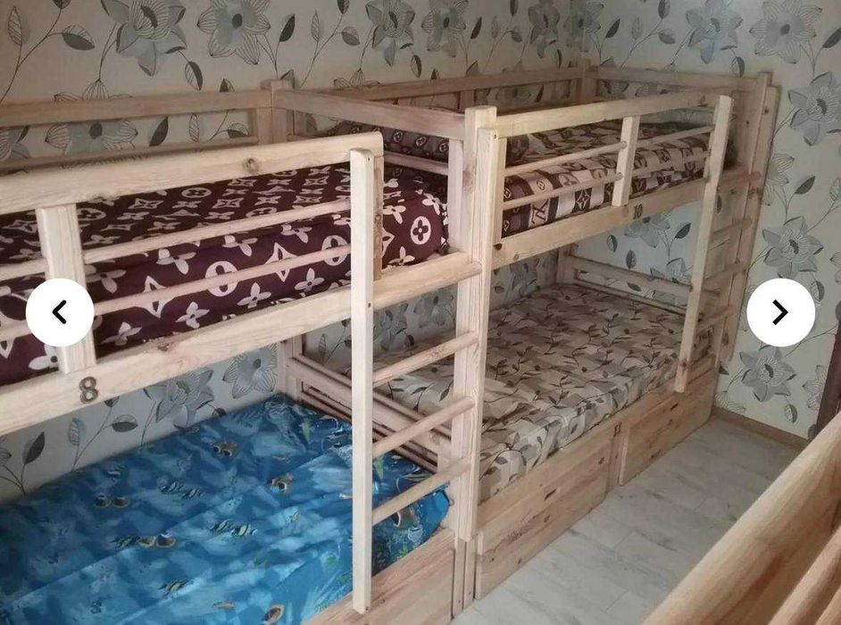 Вживані двоярусні ліжка з матрацами на продаж недорого.