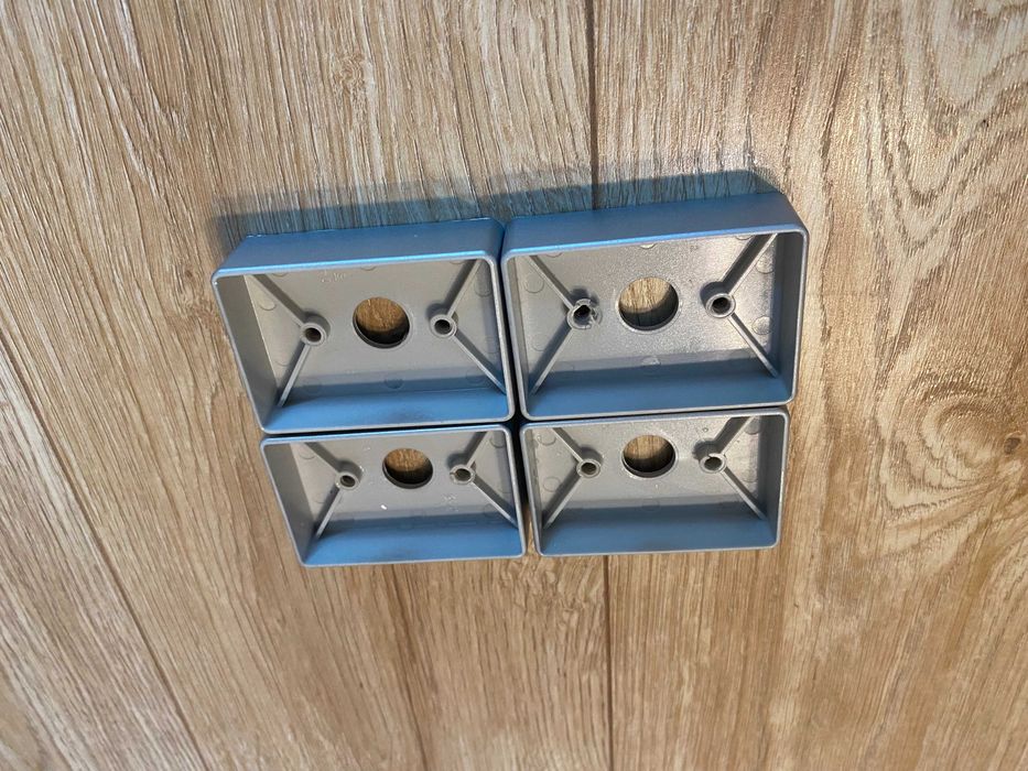 Nóżki do mebli plastikowe srebrne 6,5cm x 4,5cm x 2cm - 6 zł za 4 szt.