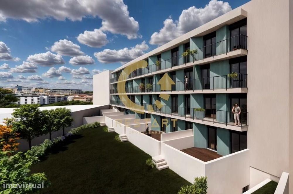Studio T0 com varanda e lugar de garagem em Costa Cabral