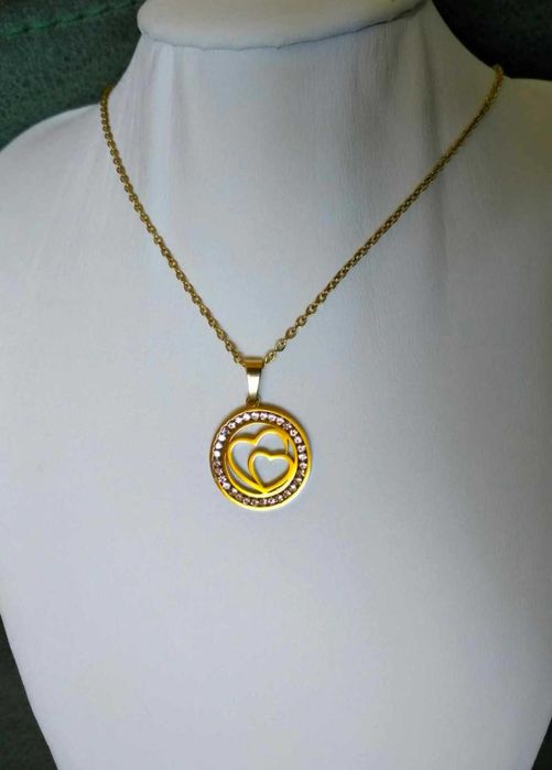 Colar Aço Dourado c/ 2 Corações Rodeado de Brilho NOVO