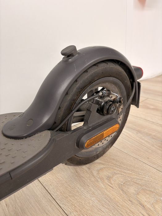 Hulajnoga elektryczna Xiaomi Mi Electric Scooter Essential 1