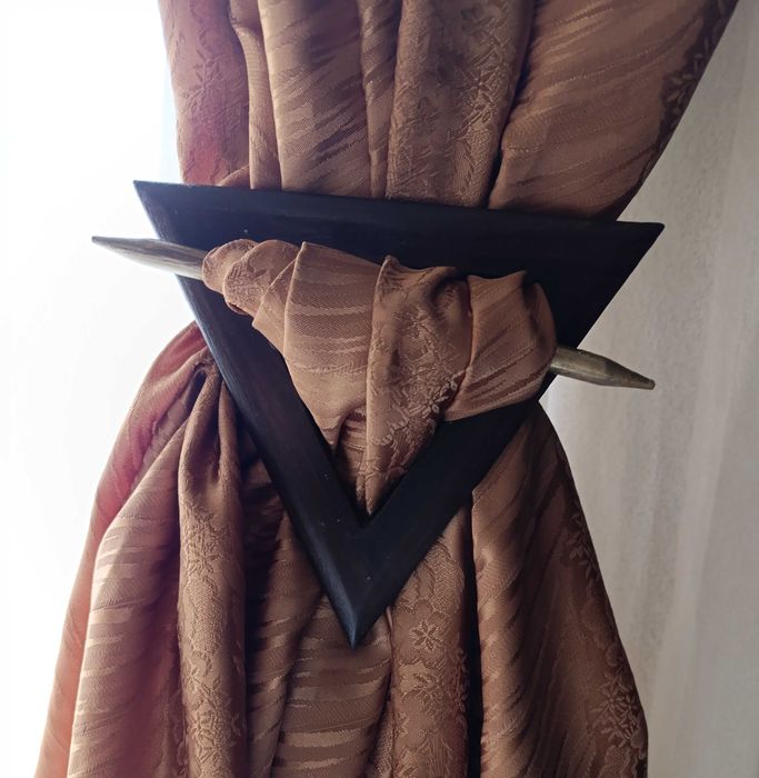 Triangulo Madeira c/travessão, para embrace de cortinas