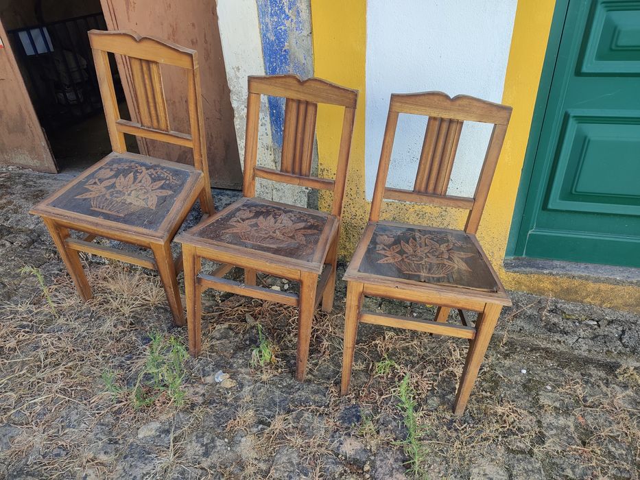 Três cadeiras antigas em madeira