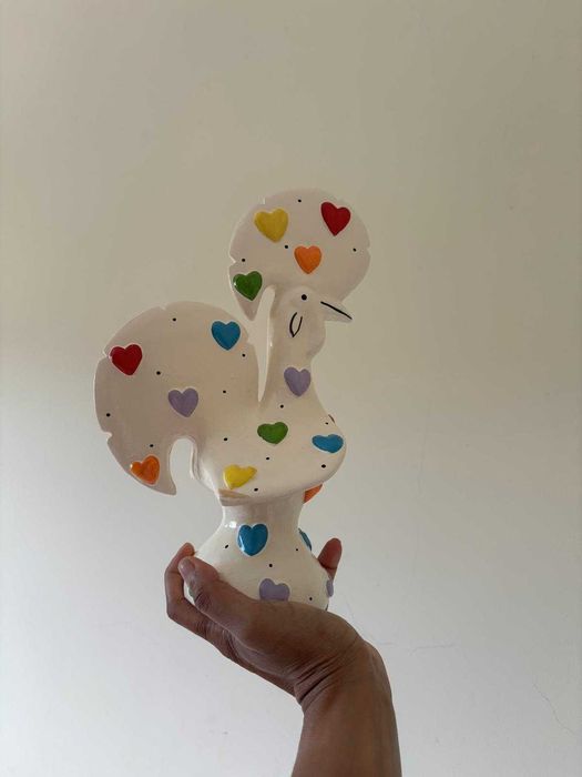 Galos de Barcelos com corações coloridos em alto relevo (25cm)