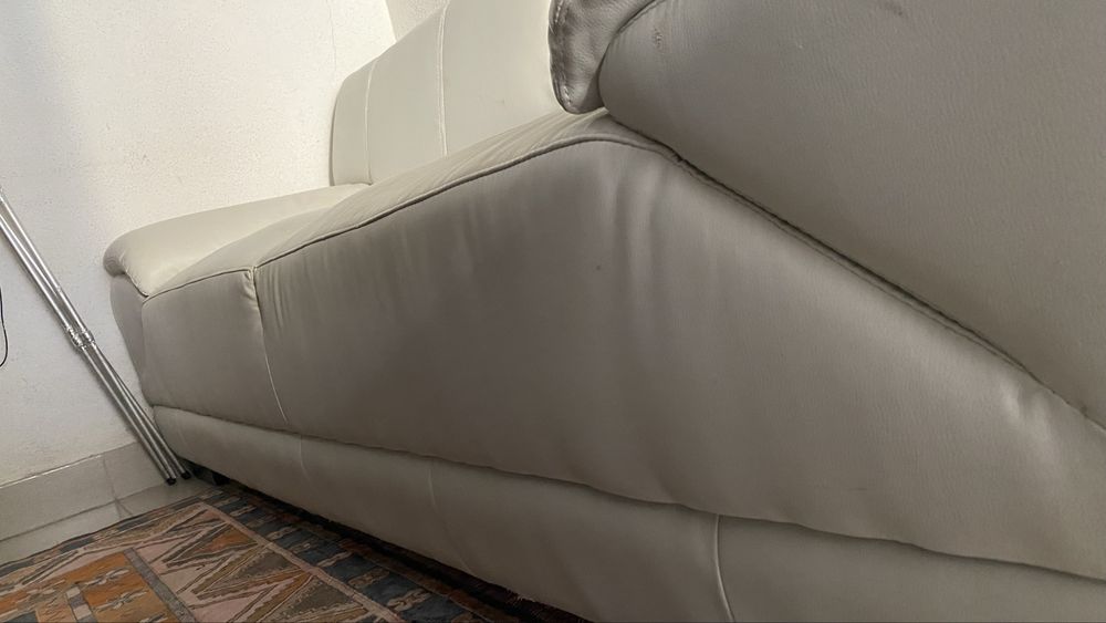 Sofá de 3 Lugares em Pele Sintética Bege/Off-White – Estilo Moderno