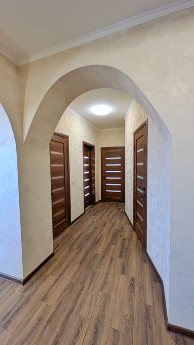 Продається трьохкімнатна квартира в центрі  міста Снятин