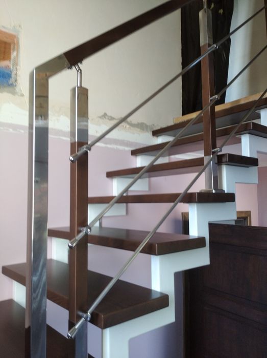 Сходи на металевому каркасі перила нержавійка ковка скло дерево