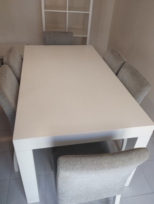 Mesa de sala com cadeiras