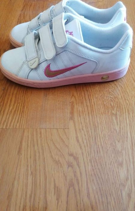 Ténis Nike brancos e rosa