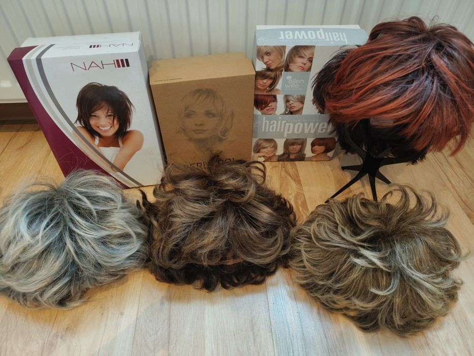 Cztery peruki w zestawie