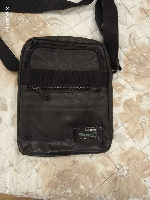 Mala tiracolo Samsonite em muito bom estado.