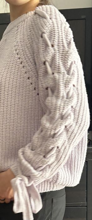 Sweter z warkoczowym detalem