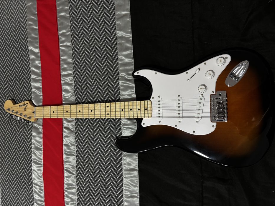 Pack Guitarra Elétrica Sonic Stratocaster 2TS 10G Squier (Fender)