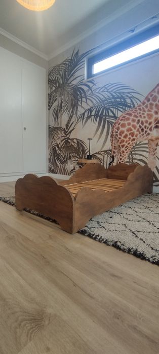 Cama de criança com colchão.