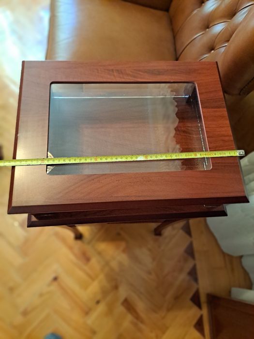 Mesa de apoio e vitrine de lembranças