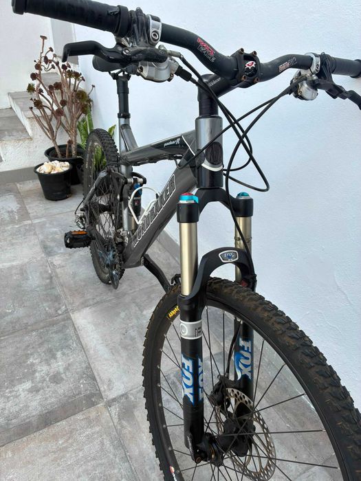 Bicicleta Moondraker Factor R de Montanha – Suspensão Total