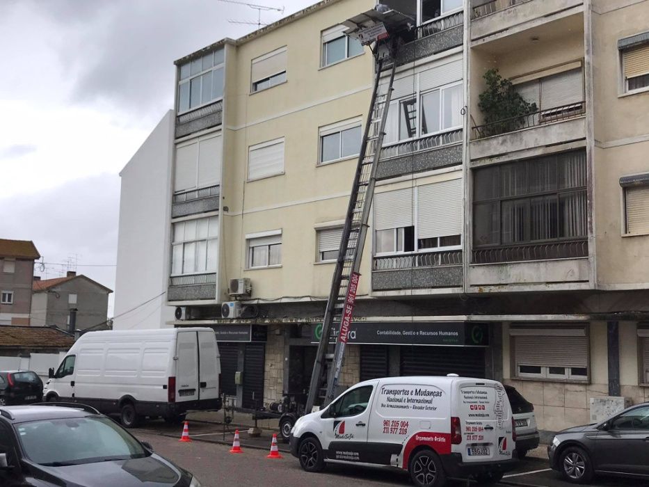 Aluguer Elevador Exterior / Grua Elevatória / Plataforma Elevatória