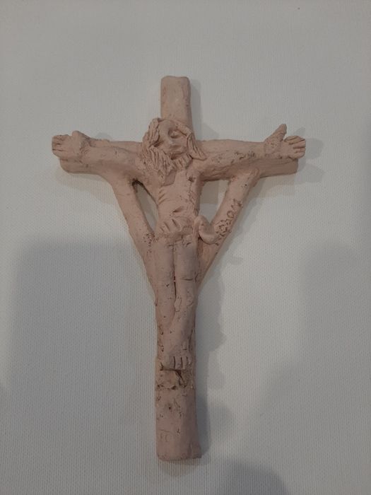 Cristo na cruz em barro