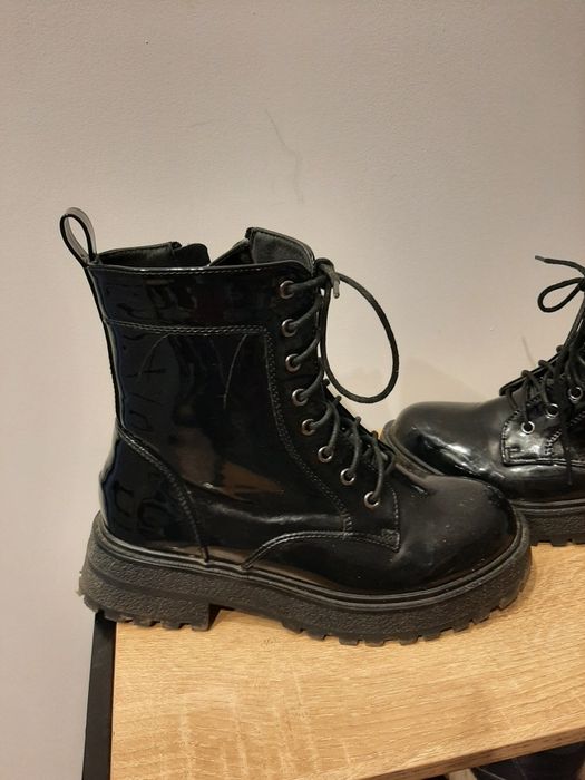 Botki lakierowane