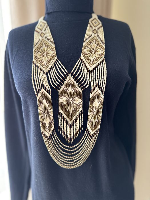 Гердан з бісеру та брошки