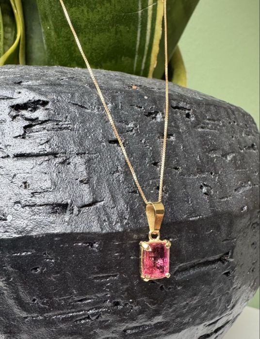 Fio em ouro 18k e pendente de turmalina rosa.