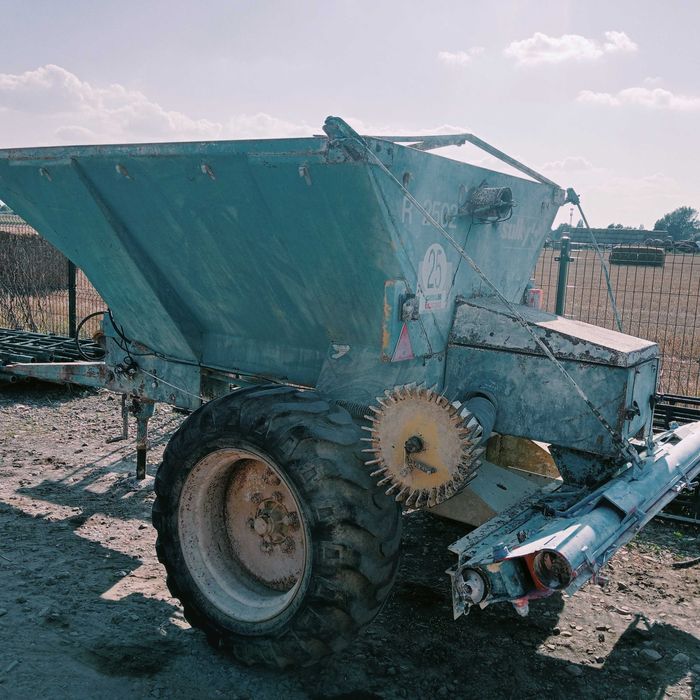 Rozsiewacz do wapna sulky 3 t, na żmijki 8 m, zdrowy, równy wysiew